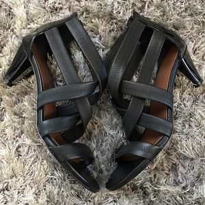 DONALD J PLINER- MULTI STRAP REAR ZIPPER CLOSURE HEELS 👠